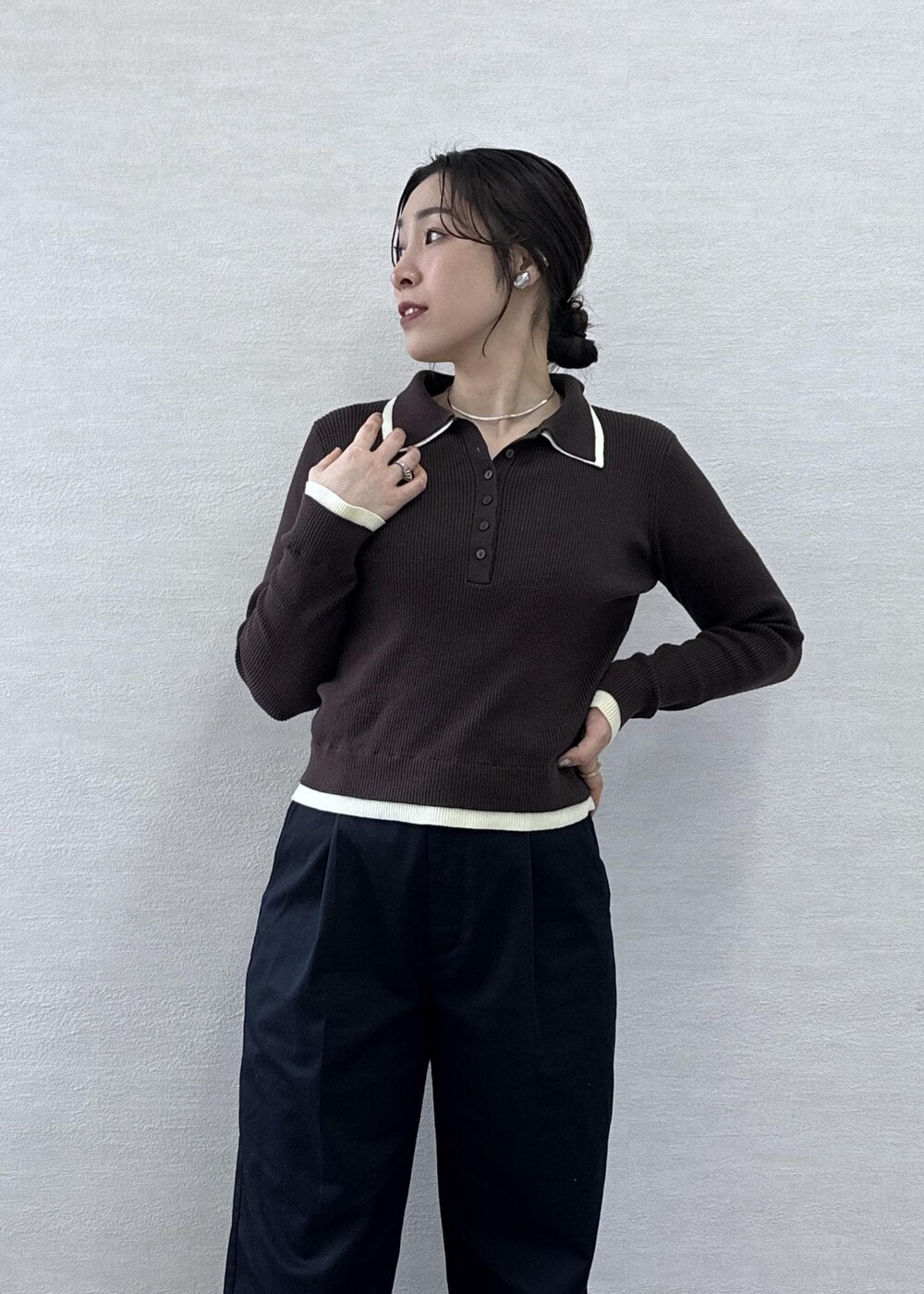 ホワイト系のボストンバッグ、ブルー系のチノパンツ、ベージュ系のトレンチコートを着用したレディースの春コーディネートの9枚目の写真