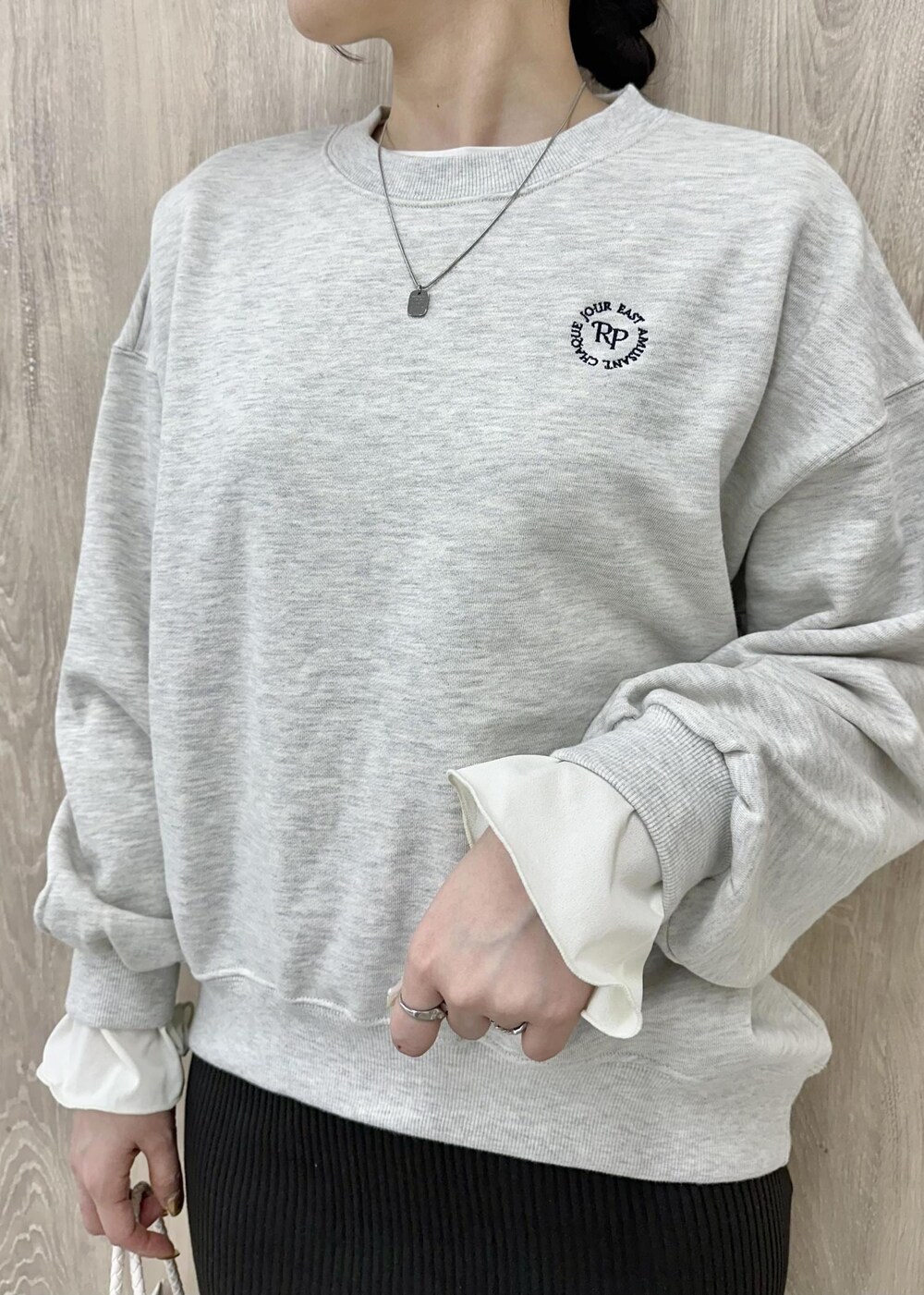 ホワイト系のTシャツ/カットソー、グレー系のスウェット、グレー系のスカートを着用したレディースの春コーディネートの2枚目の写真