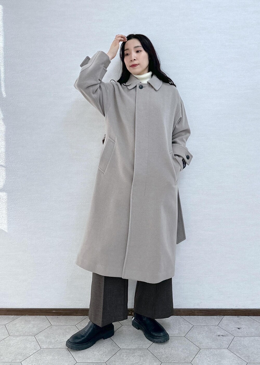 ホワイト系のニット/セーター、ブラウン系のその他アウター、ブラウン系のその他パンツを着用したレディースの冬コーディネートの4枚目の写真