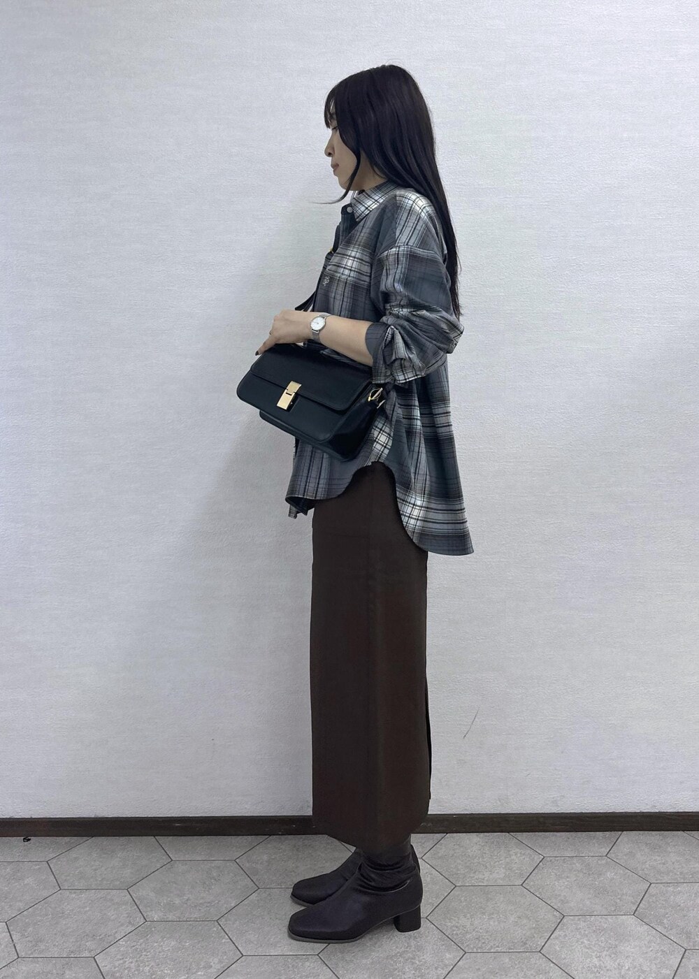 ブラウン系のスカート、ブラック系のショルダーバッグ、グレー系のシャツ/ブラウスを着用したレディースの秋コーディネートの5枚目の写真
