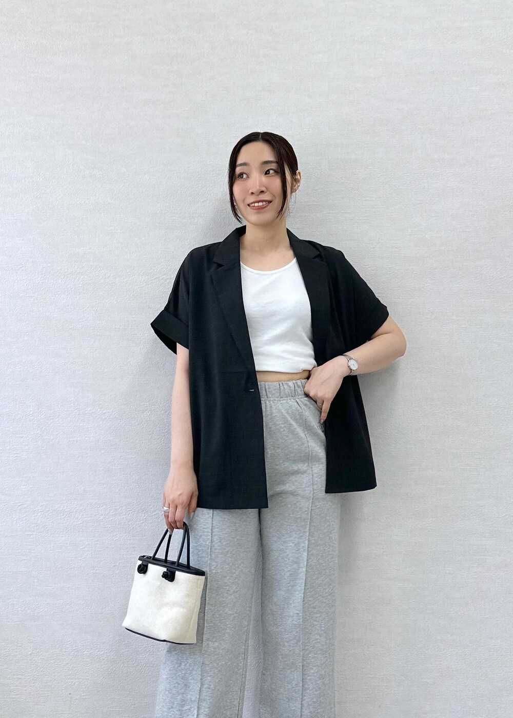 グレー系のその他パンツ、ブラック系のサンダル、グレー系のテーラードジャケットを着用したレディースの春コーディネートの6枚目の写真