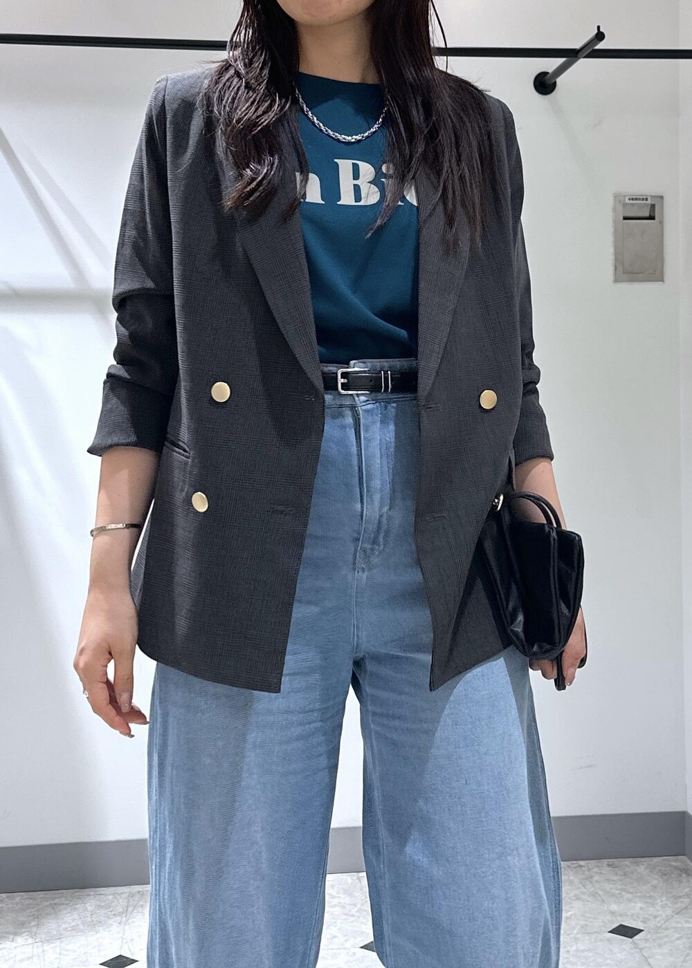 シルバー系のバレエシューズ、ブラック系のトートバッグ、ブルー系のデニムパンツを着用したレディースの夏コーディネートの8枚目の写真