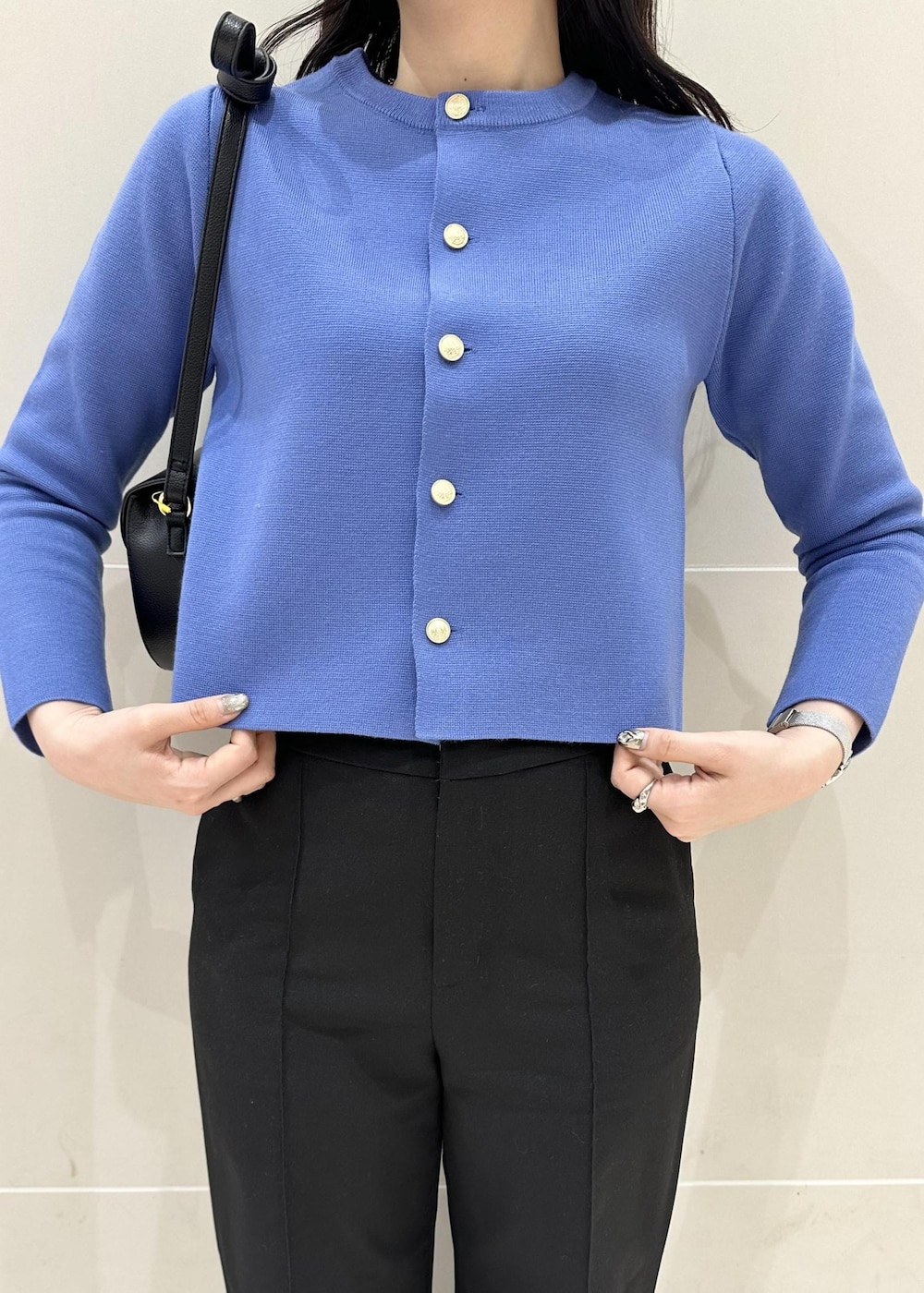 ブルー系のカーディガン/ボレロ、ブラック系のその他パンツ、ブラック系のショルダーバッグを着用したレディースの冬コーディネートの5枚目の写真