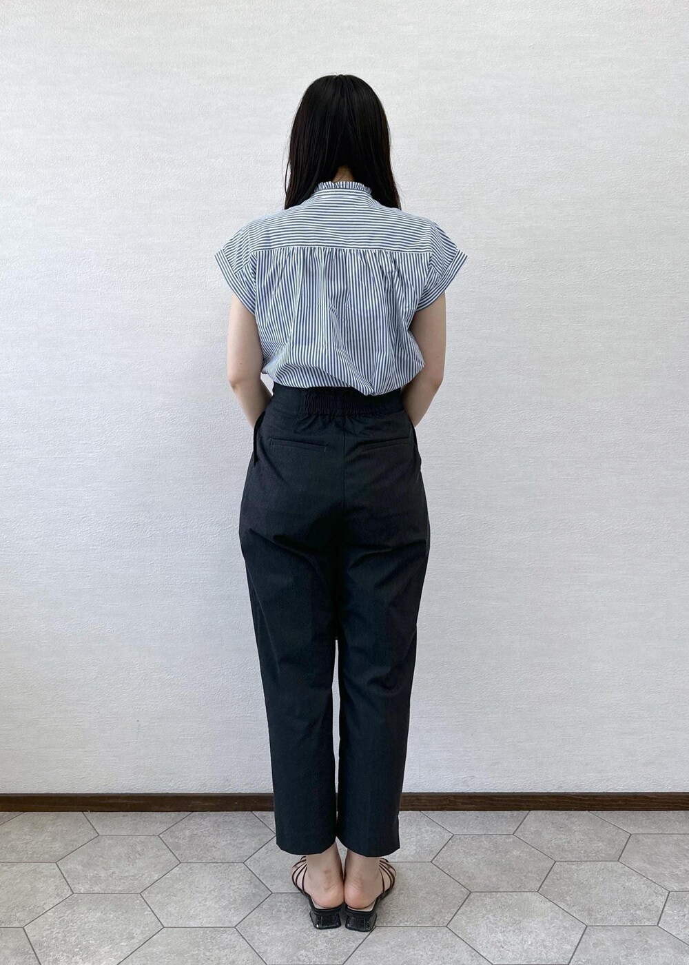 ブラック系のトートバッグ、ブルー系のシャツ/ブラウス、グレー系のその他パンツを着用したレディースの夏コーディネートの5枚目の写真