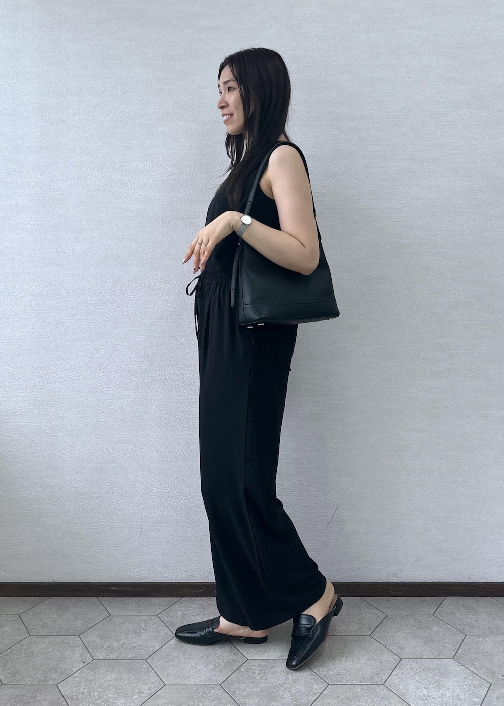 ブラック系のローファー、ブラック系のショルダーバッグ、ブラック系のその他パンツを着用したレディースの夏コーディネートの5枚目の写真