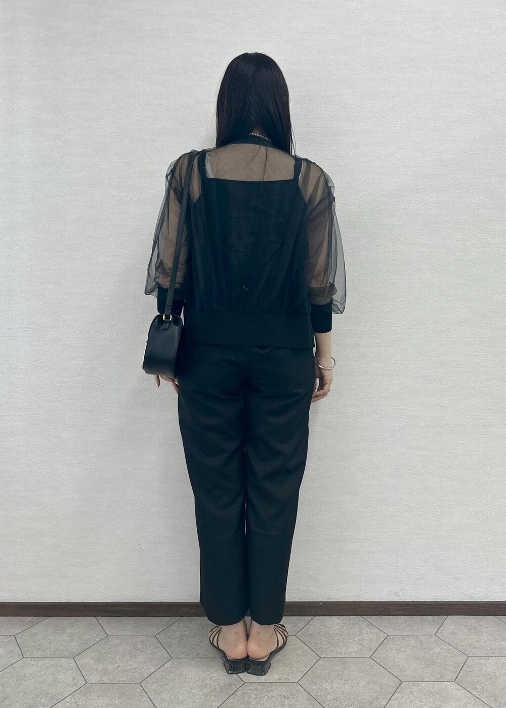 ブラック系のつなぎ/オールインワン、ブラック系のショルダーバッグ、ブラック系のカーディガン/ボレロを着用したレディースの夏コーディネートの6枚目の写真