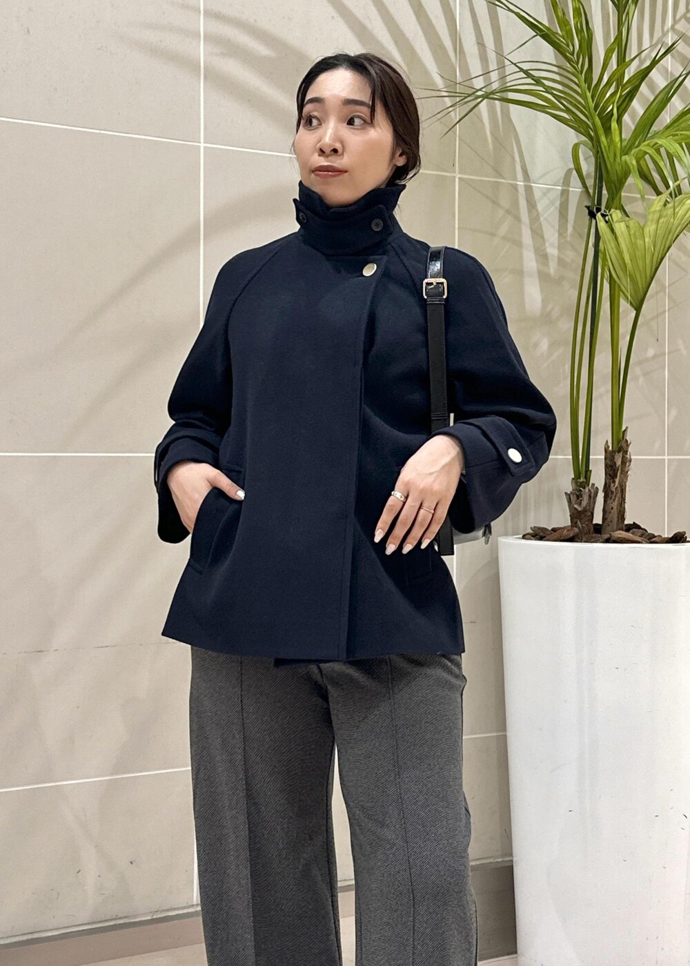 ブルー系のシャツ/ブラウス、ブルー系のその他アウター、ホワイト系のニット/セーターを着用したレディースの秋コーディネートの10枚目の写真