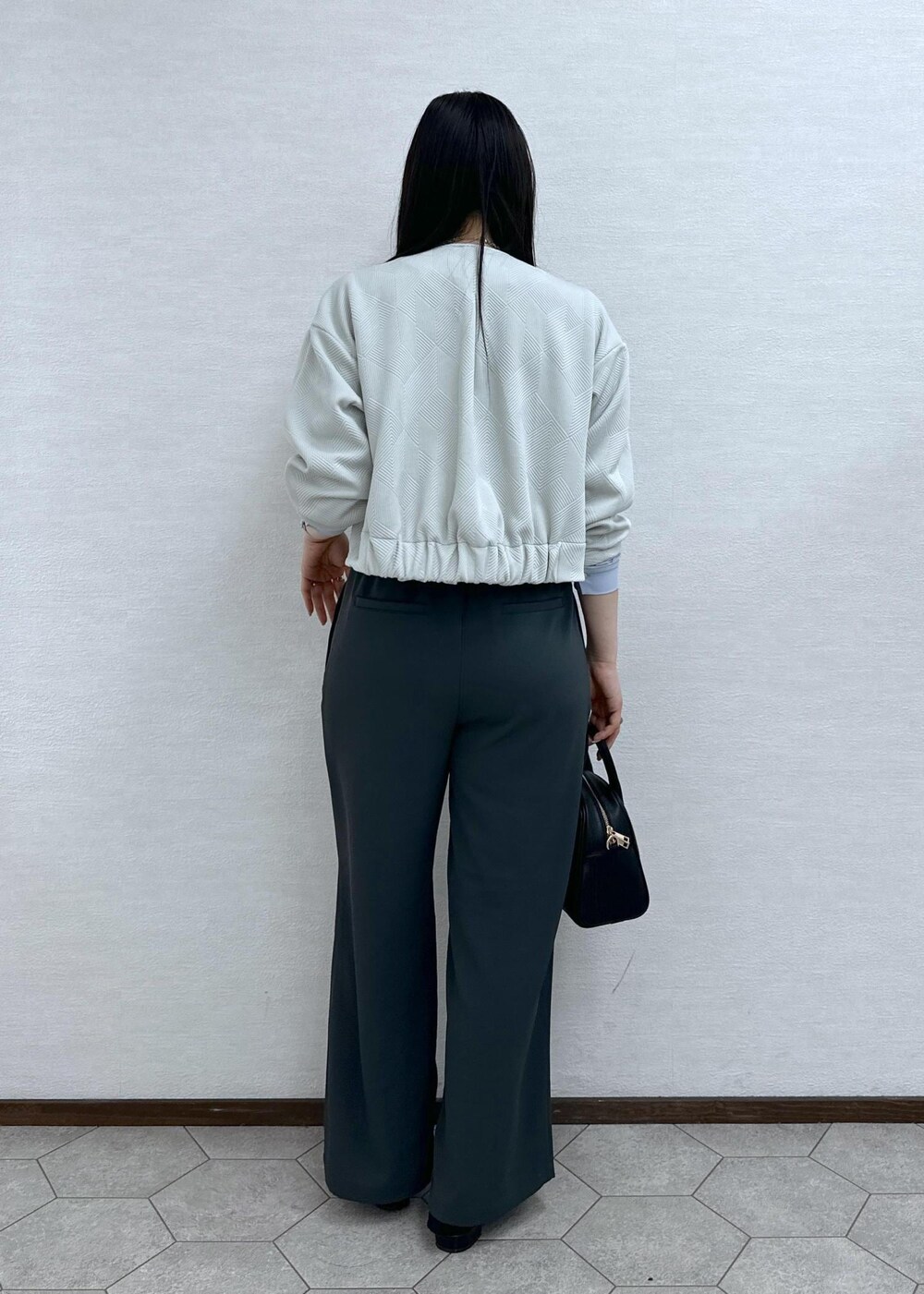 ブルー系のシャツ/ブラウス、グレー系のブルゾン、グレー系のその他パンツを着用したレディースの春コーディネートの6枚目の写真