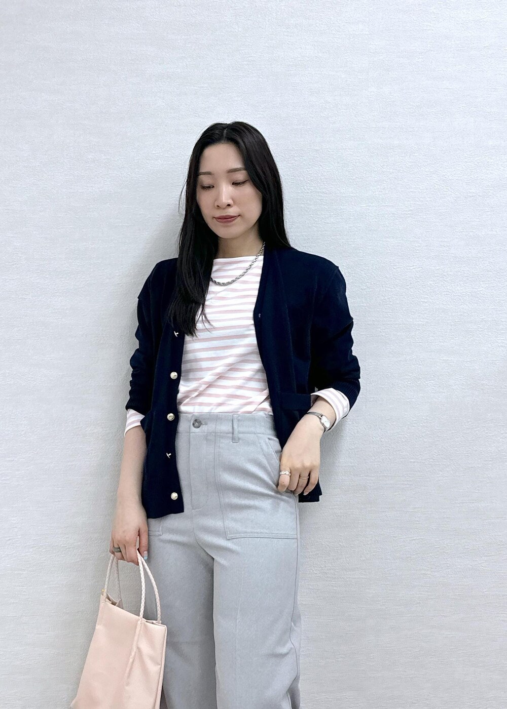 ブルー系のカーディガン/ボレロ、ピンク系のTシャツ/カットソー、グレー系のその他パンツを着用したレディースの春コーディネートの7枚目の写真