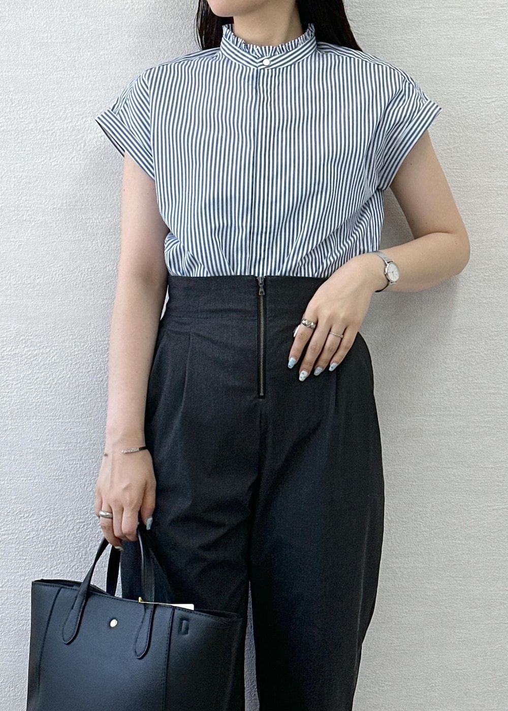 ブラック系のトートバッグ、ブルー系のシャツ/ブラウス、グレー系のその他パンツを着用したレディースの夏コーディネートの7枚目の写真