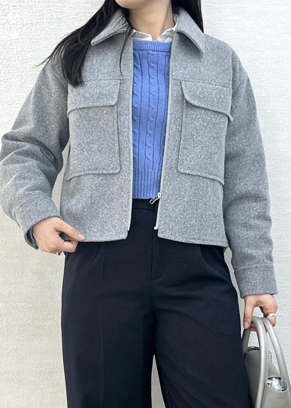 グレー系のブルゾン、ブルー系のその他パンツ、シルバー系のショルダーバッグを着用したレディースの冬コーディネートの6枚目の写真