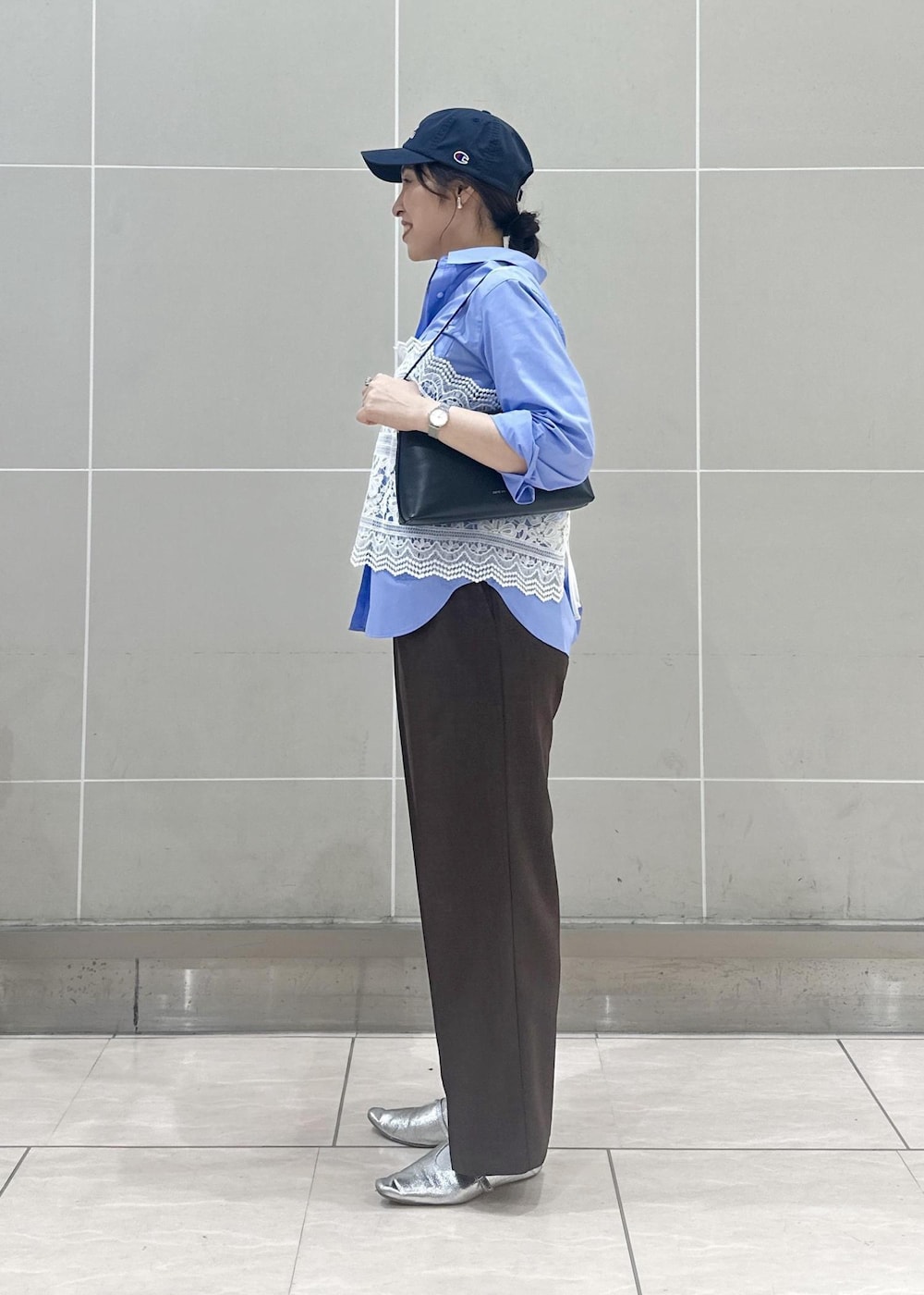 ホワイト系のキャミソール、ブルー系のシャツ/ブラウス、ブラウン系のその他パンツを着用したレディースの春コーディネートの4枚目の写真