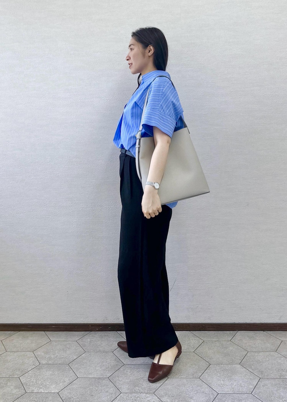 ブラウン系のパンプス、グレー系のショルダーバッグ、ブラック系のその他パンツを着用したレディースの春コーディネートの4枚目の写真
