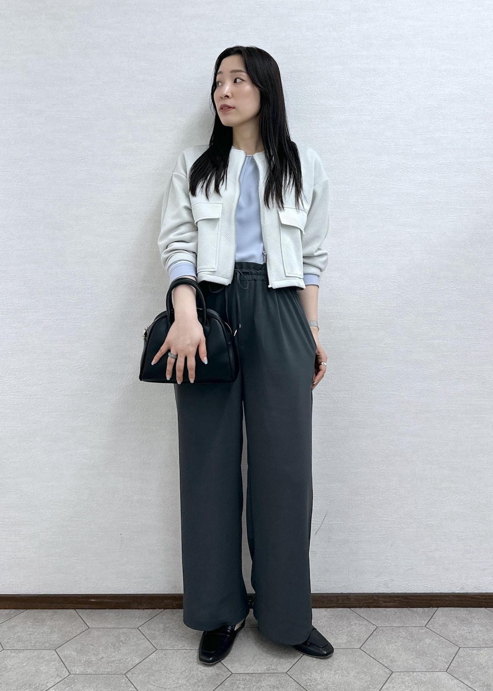 ブルー系のシャツ/ブラウス、グレー系のブルゾン、グレー系のその他パンツを着用したレディースの春コーディネートの4枚目の写真