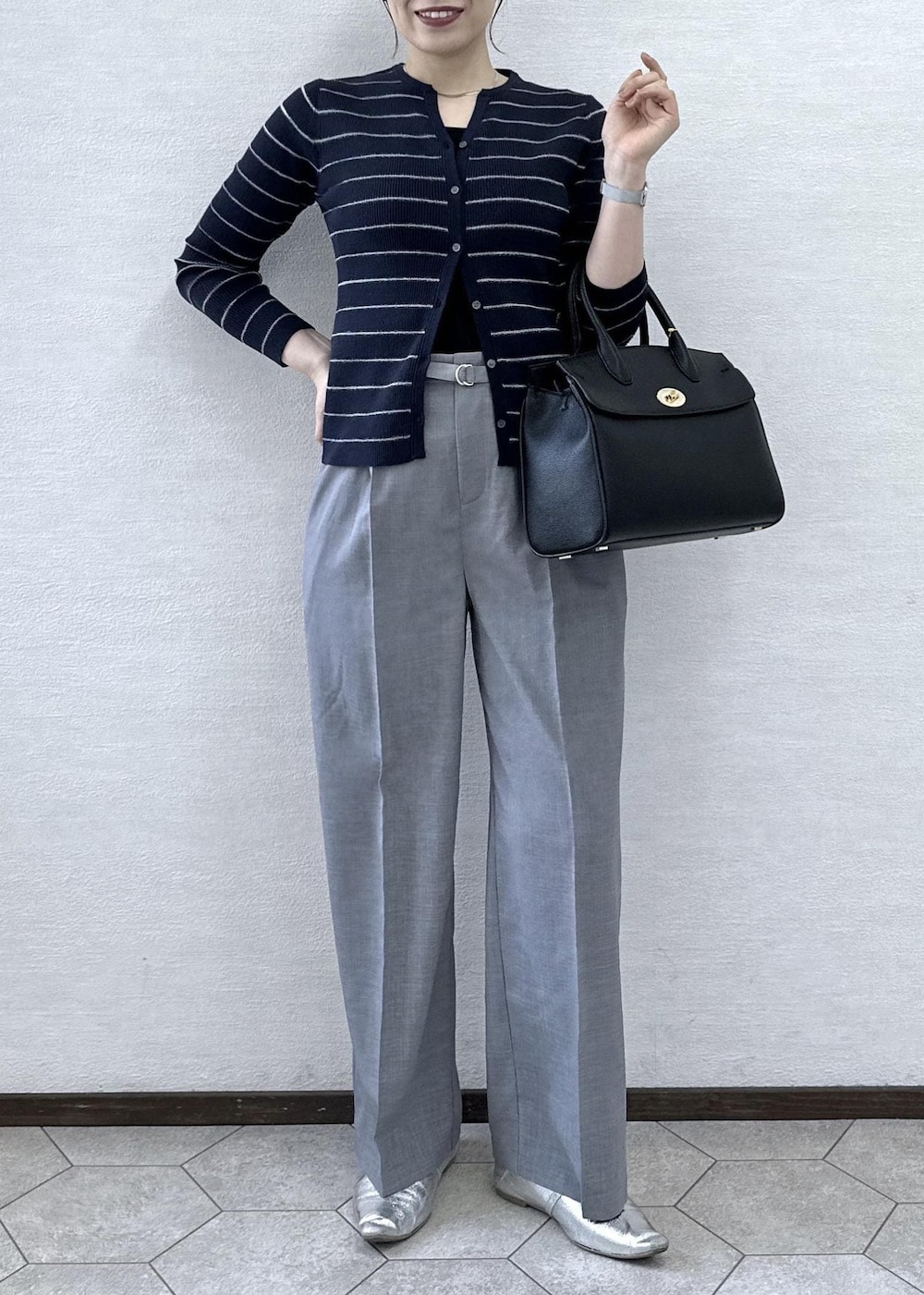 ブラック系のトートバッグ、ブラック系のタンクトップ、ブルー系のカーディガン/ボレロを着用したレディースの春コーディネートの8枚目の写真
