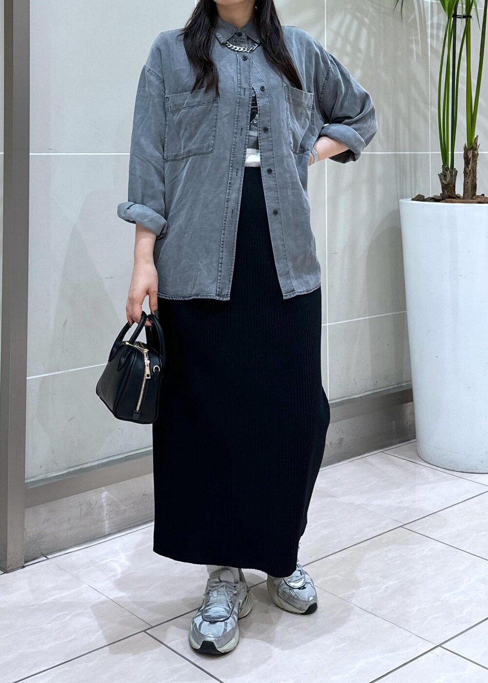 グレー系のシャツ/ブラウス、ホワイト系のTシャツ/カットソー、ブラック系のスカートを着用したレディースの夏コーディネートの6枚目の写真