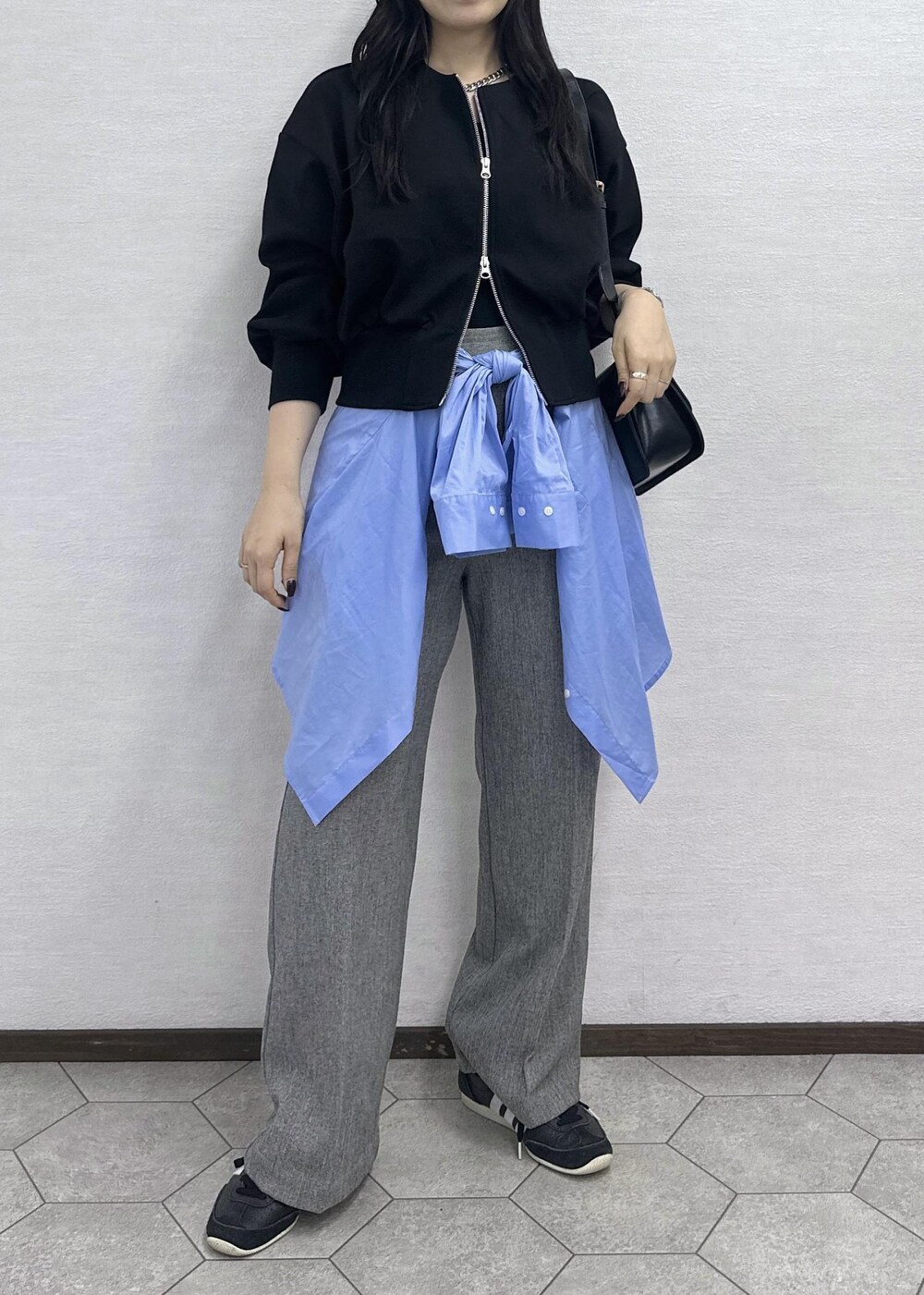 ブラック系のショルダーバッグ、グレー系のその他パンツ、ブルー系のシャツ/ブラウスを着用したレディースの秋コーディネートの7枚目の写真