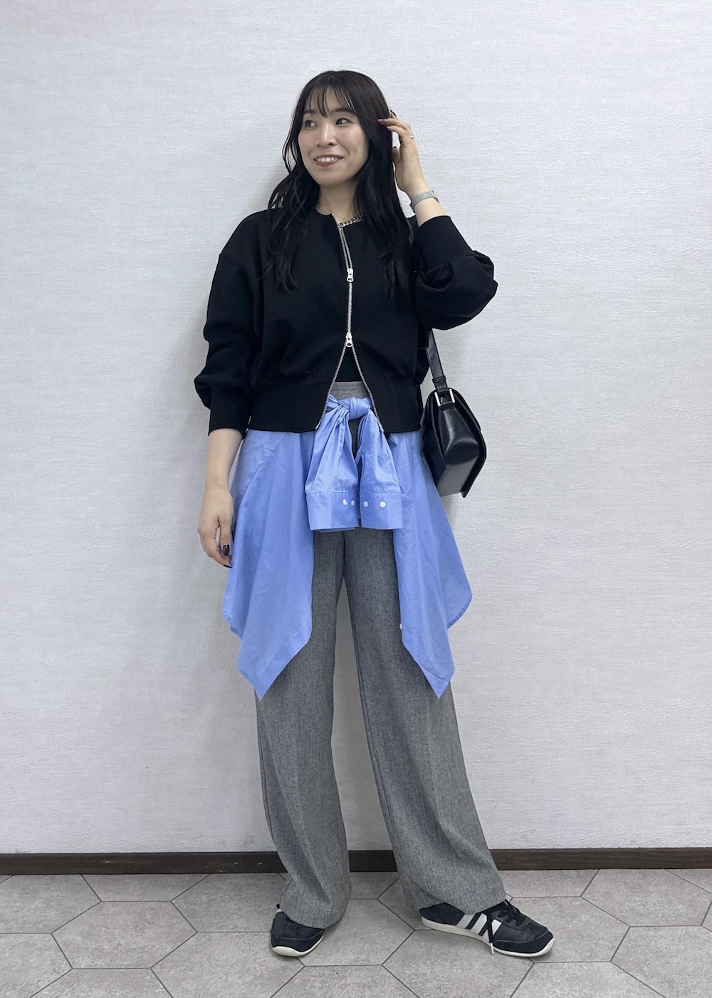 ブラック系のショルダーバッグ、グレー系のその他パンツ、ブルー系のシャツ/ブラウスを着用したレディースの秋コーディネートの2枚目の写真