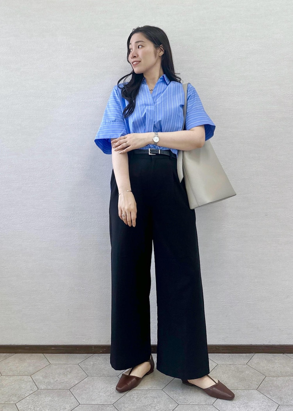 ブラウン系のパンプス、グレー系のショルダーバッグ、ブラック系のその他パンツを着用したレディースの春コーディネートの2枚目の写真