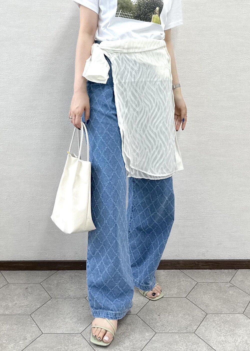 ホワイト系のトートバッグ、ホワイト系のシャツ/ブラウス、ホワイト系のTシャツ/カットソーを着用したレディースの夏コーディネートの4枚目の写真