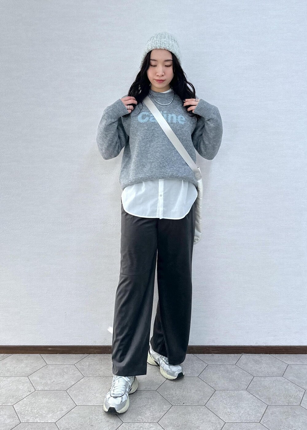 グレー系のニット/セーター、グレー系のその他パンツ、ホワイト系のトートバッグを着用したレディースの冬コーディネートの4枚目の写真