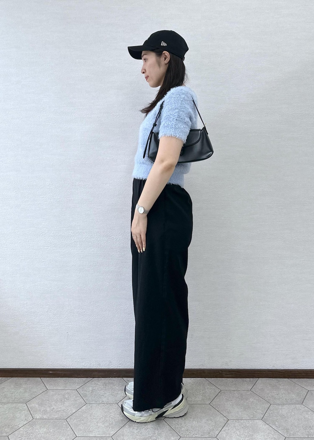 ブルー系のニット/セーター、ブラック系のショルダーバッグ、ブラック系のその他パンツを着用したレディースの秋コーディネートの4枚目の写真
