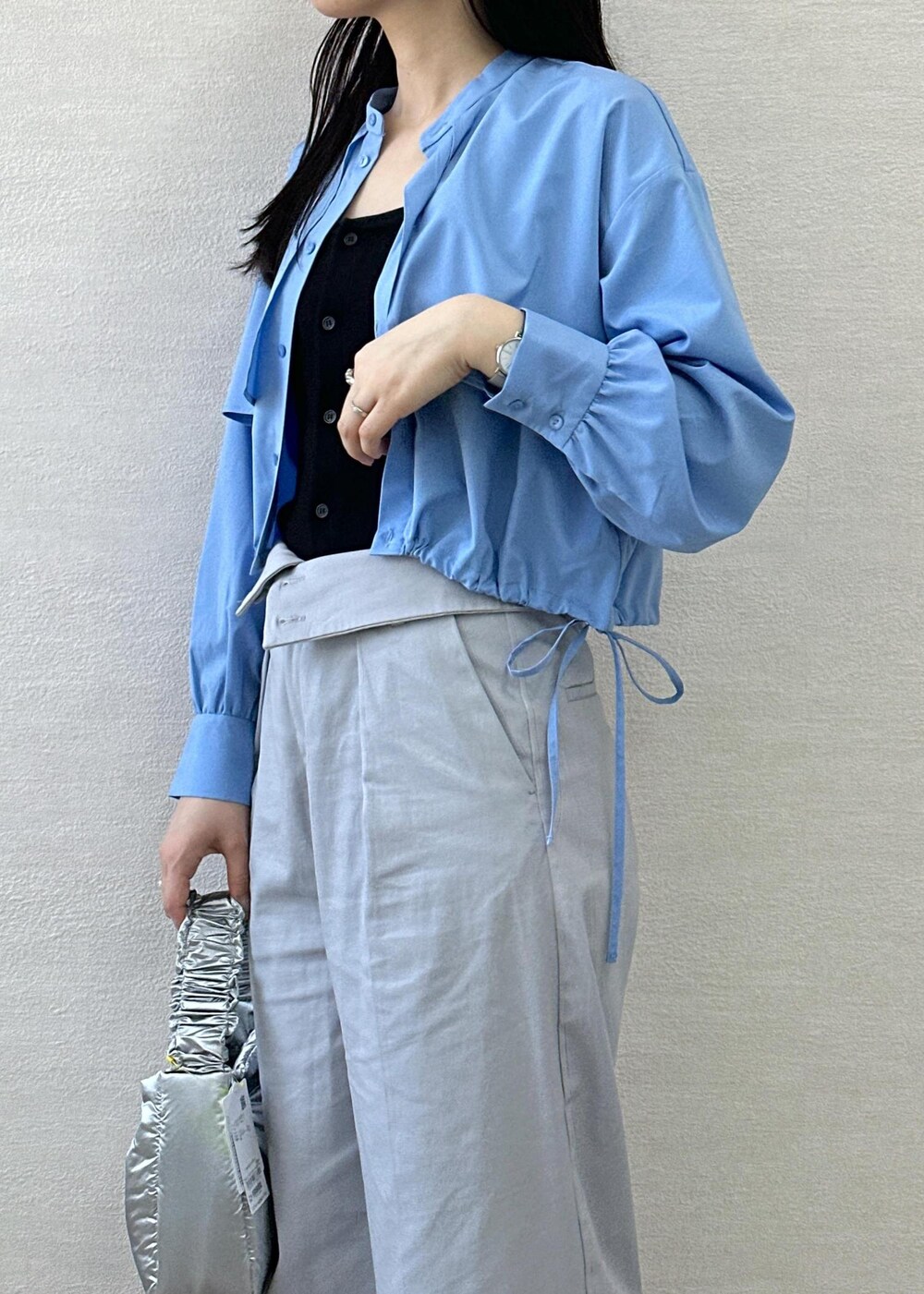 ブルー系のその他パンツ、シルバー系のショルダーバッグ、ブラック系のキャミソールを着用したレディースの春コーディネートの6枚目の写真
