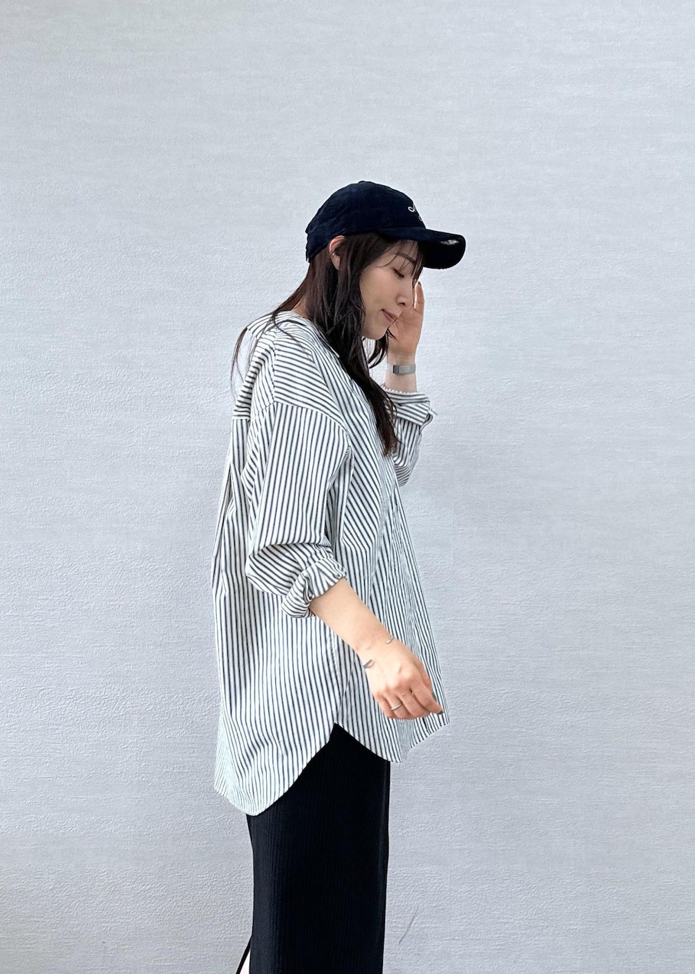 ブラック系のスカート、ホワイト系のシャツ/ブラウス、ブルー系のトートバッグを着用したレディースの秋コーディネートの5枚目の写真