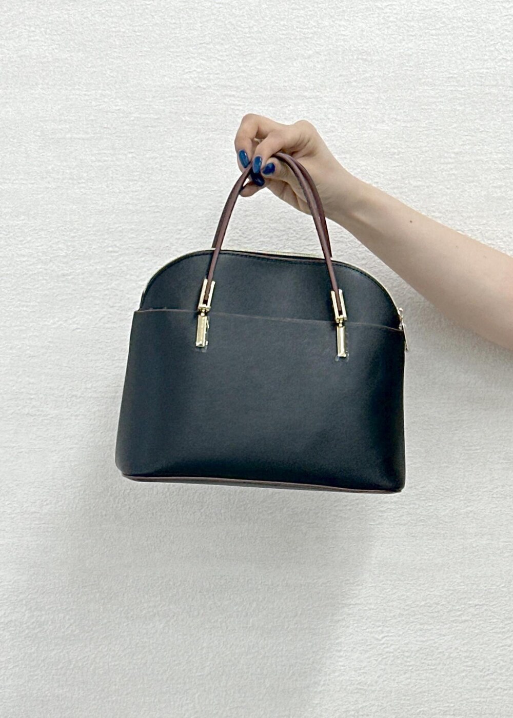 ブラック系のショルダーバッグ、ブラック系のニット/セーター、ブラウン系のその他パンツを着用したレディースの春コーディネートの6枚目の写真