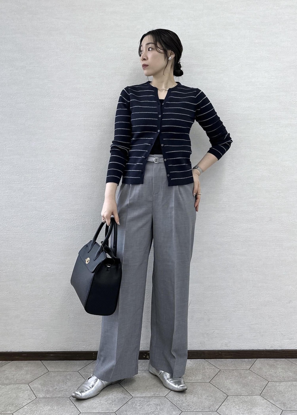 ブラック系のトートバッグ、ブラック系のタンクトップ、ブルー系のカーディガン/ボレロを着用したレディースの春コーディネートの2枚目の写真