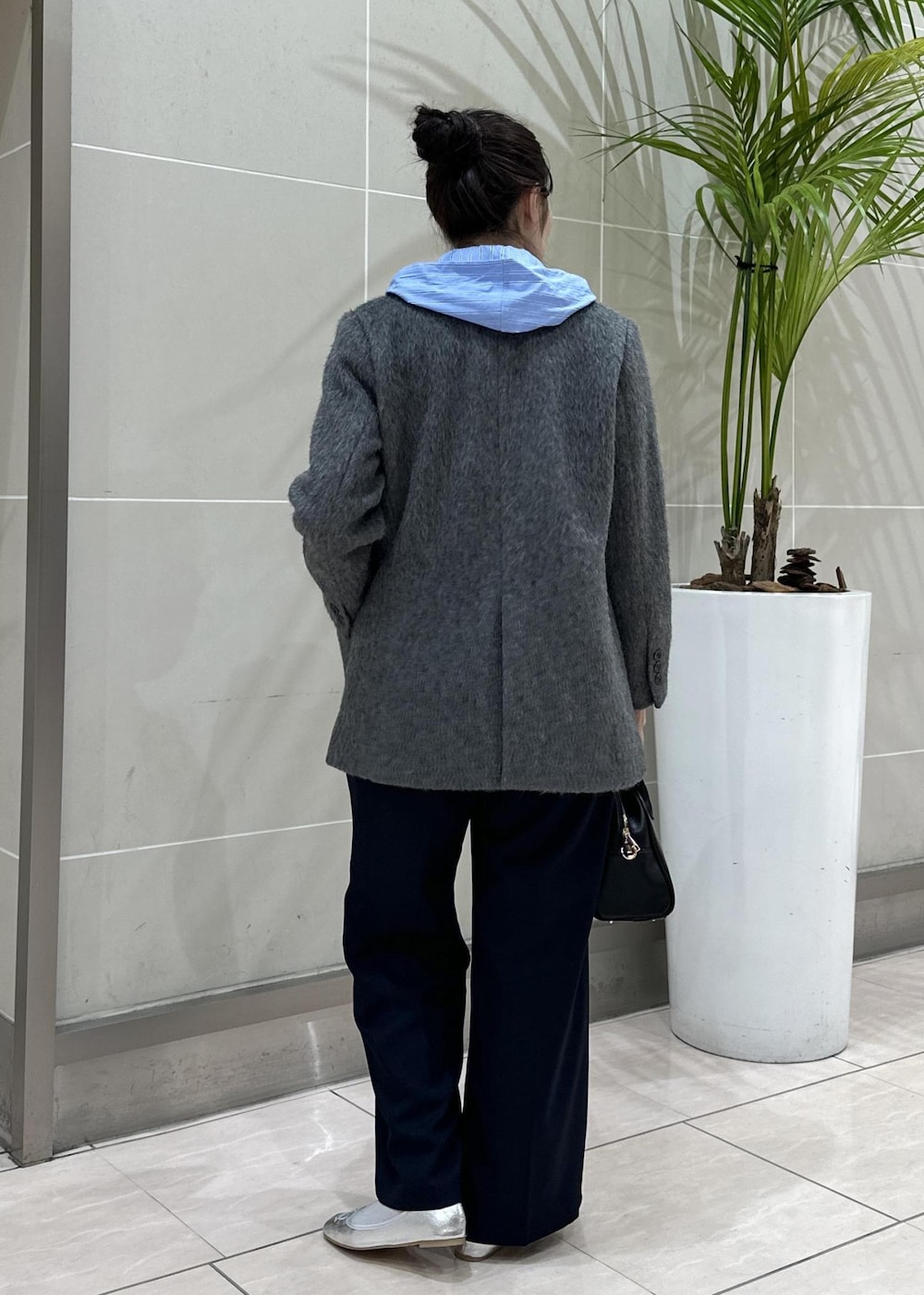 ブルー系のシャツ/ブラウス、ブルー系のスラックス、グレー系のテーラードジャケットを着用したレディースの秋コーディネートの5枚目の写真