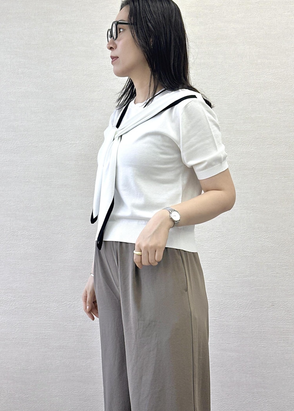 グレー系のショルダーバッグ、グリーン系のその他パンツ、ホワイト系のニット/セーターを着用したレディースの夏コーディネートの6枚目の写真