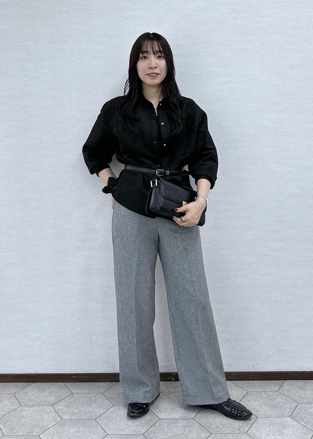 ブラック系のシャツ/ブラウス、グレー系のその他パンツ、ブラック系のショルダーバッグを着用したレディースの秋コーディネートの3枚目の写真