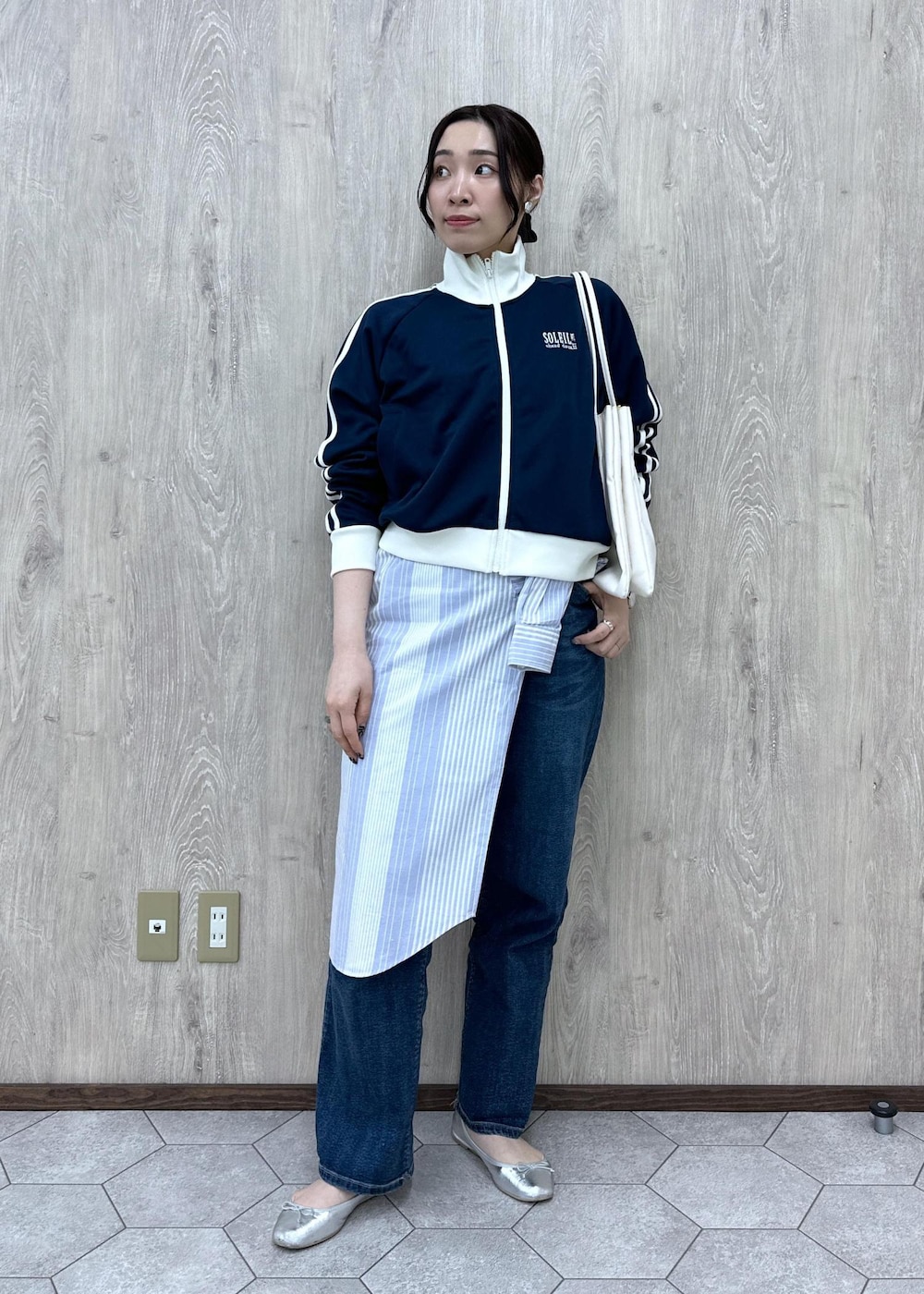 ブルー系のデニムパンツ、ブルー系のシャツ/ブラウス、ブルー系のブルゾンを着用したレディースの春コーディネートの3枚目の写真