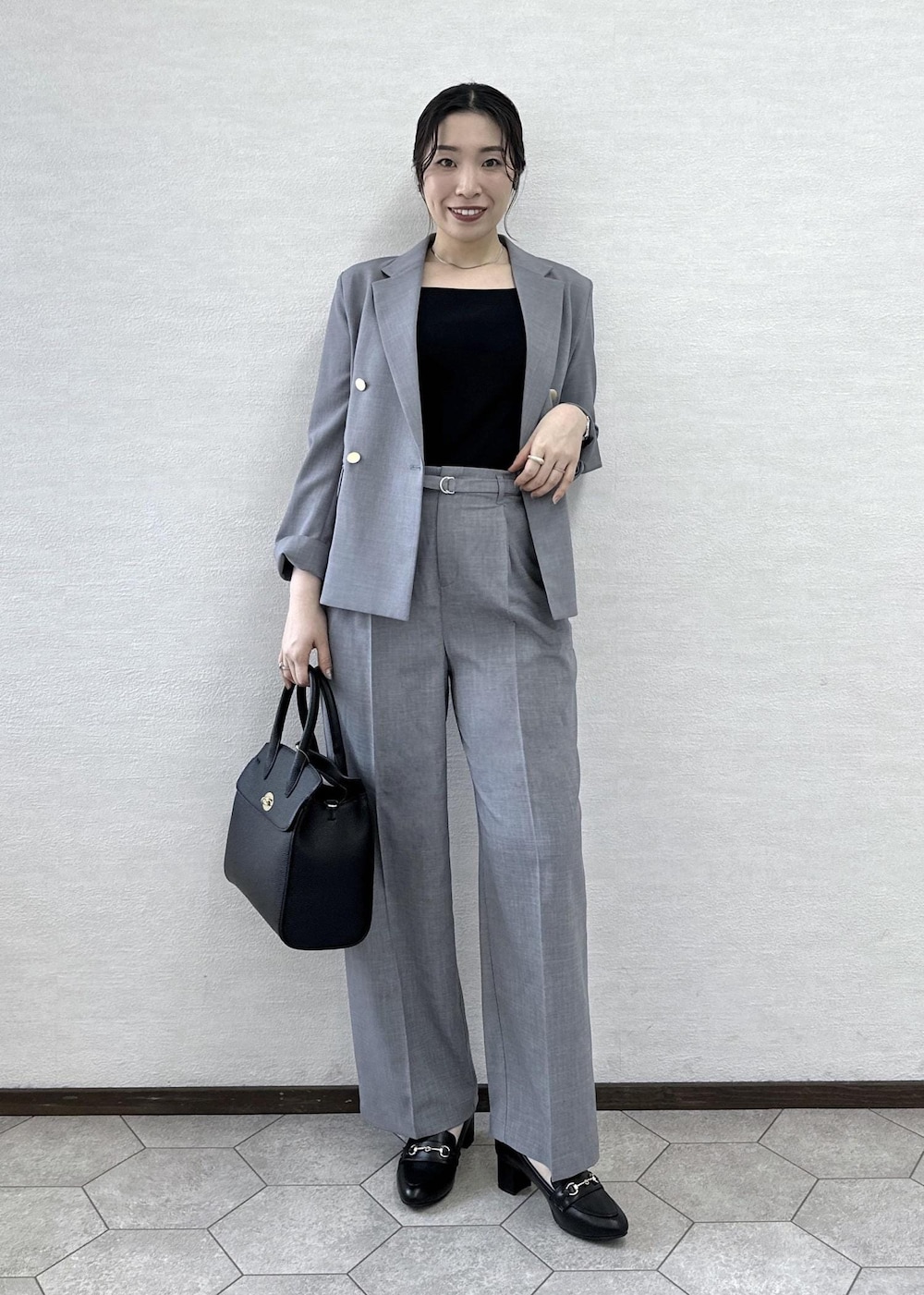 ブラック系のローファー、ブラック系のトートバッグ、ブラック系のタンクトップを着用したレディースの春コーディネートの2枚目の写真