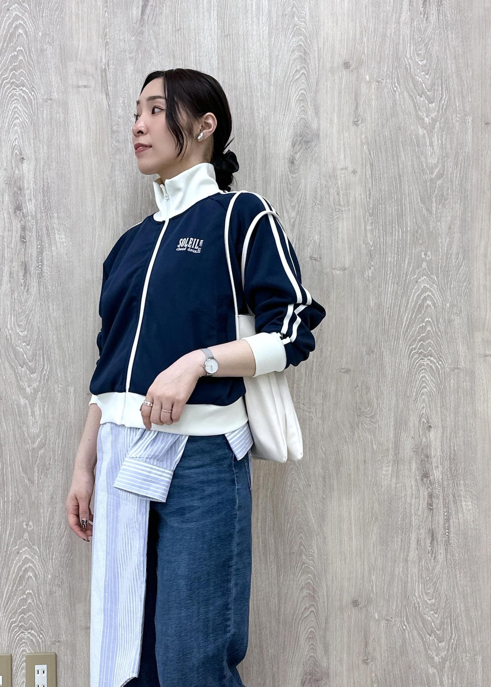 ブルー系のデニムパンツ、ブルー系のシャツ/ブラウス、ブルー系のブルゾンを着用したレディースの春コーディネートの7枚目の写真