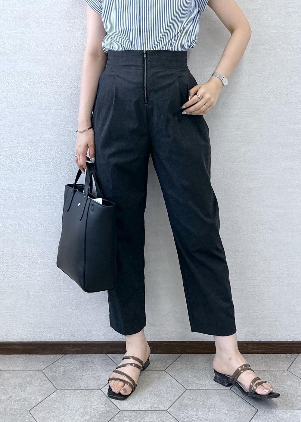 ブラック系のトートバッグ、ブルー系のシャツ/ブラウス、グレー系のその他パンツを着用したレディースの夏コーディネートの6枚目の写真