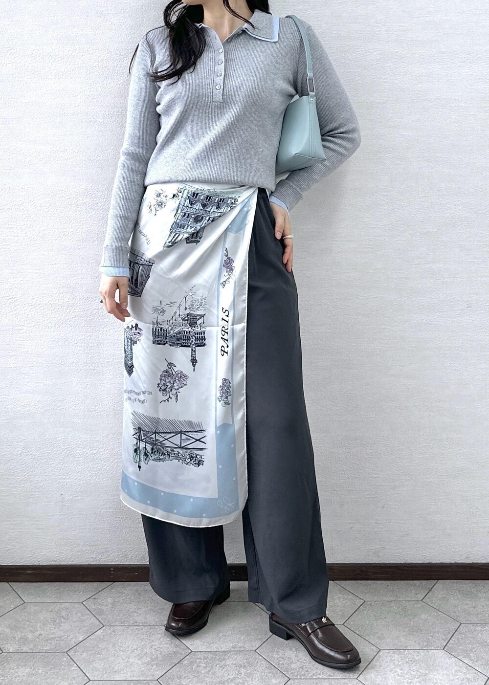 ブルー系のショルダーバッグ、ブラウン系のローファー、ブルー系のテーラードジャケットを着用したレディースの冬コーディネートの7枚目の写真