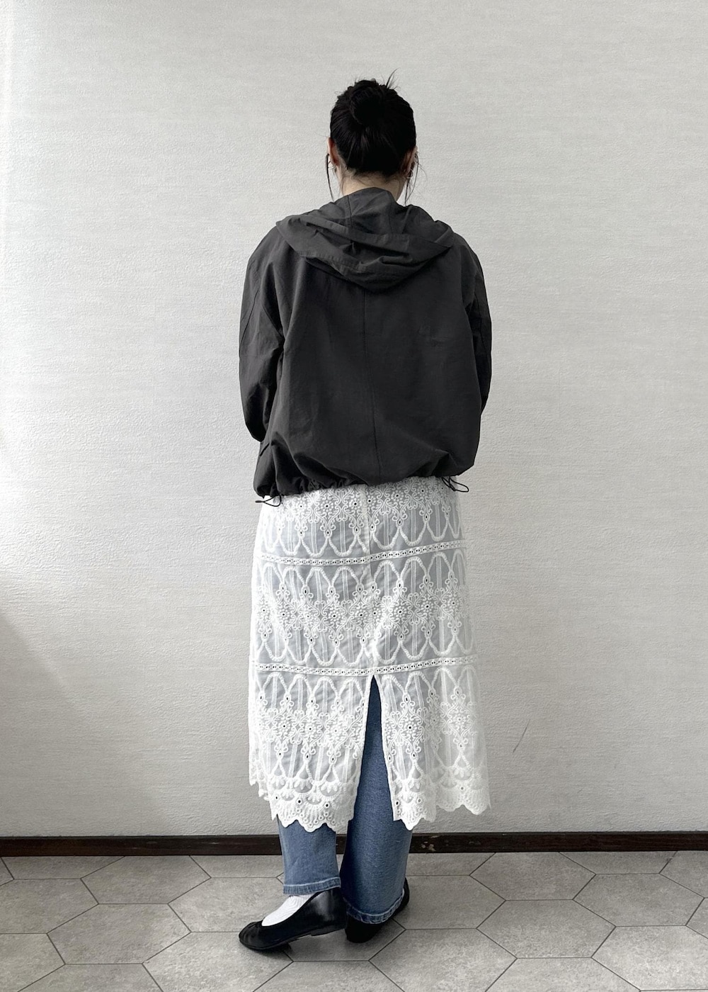 ブルー系のデニムパンツ、ホワイト系のワンピース、ホワイト系のタンクトップを着用したレディースの春コーディネートの5枚目の写真