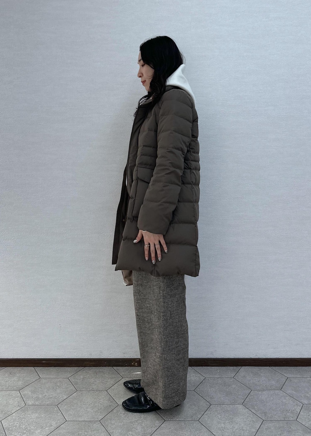 ブラウン系のダウンジャケット/コート、ブラウン系のその他パンツ、ブラウン系のショルダーバッグを着用したレディースの冬コーディネートの5枚目の写真