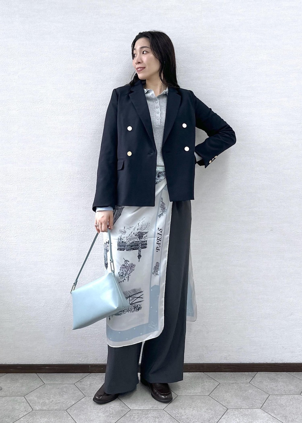 ブルー系のショルダーバッグ、ブラウン系のローファー、ブルー系のテーラードジャケットを着用したレディースの冬コーディネートの8枚目の写真