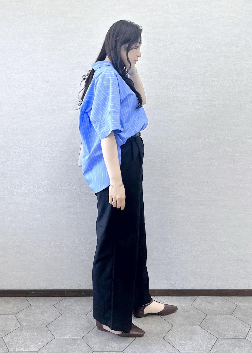 ブラウン系のパンプス、グレー系のショルダーバッグ、ブラック系のその他パンツを着用したレディースの春コーディネートの6枚目の写真