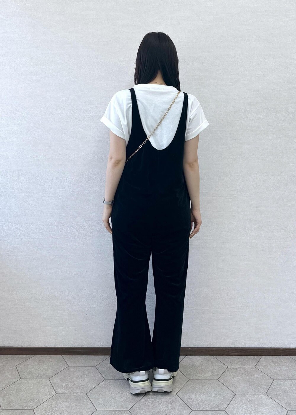 ホワイト系のTシャツ/カットソー、ブラック系のつなぎ/オールインワン、ブラック系のショルダーバッグを着用したレディースの夏コーディネートの5枚目の写真