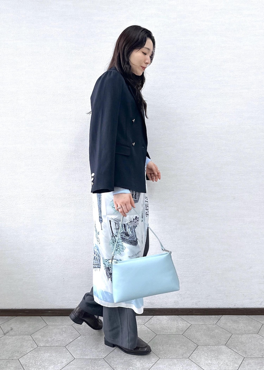 ブルー系のショルダーバッグ、ブラウン系のローファー、ブルー系のテーラードジャケットを着用したレディースの冬コーディネートの4枚目の写真