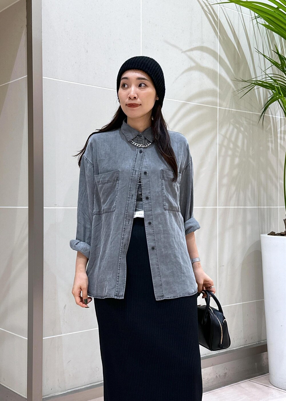 グレー系のシャツ/ブラウス、ホワイト系のTシャツ/カットソー、ブラック系のスカートを着用したレディースの夏コーディネートの8枚目の写真