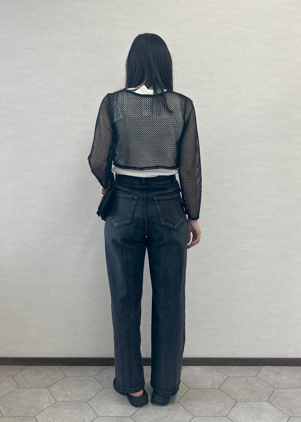 ブラック系のサンダル、ブラック系のデニムパンツ、ブラック系のカーディガン/ボレロを着用したレディースの夏コーディネートの4枚目の写真