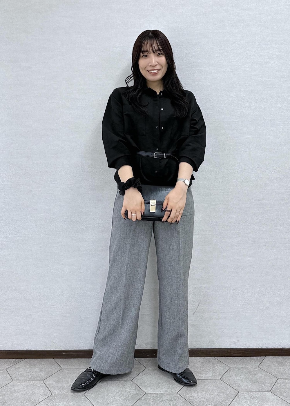 ブラック系のシャツ/ブラウス、グレー系のその他パンツ、ブラック系のショルダーバッグを着用したレディースの秋コーディネートの2枚目の写真