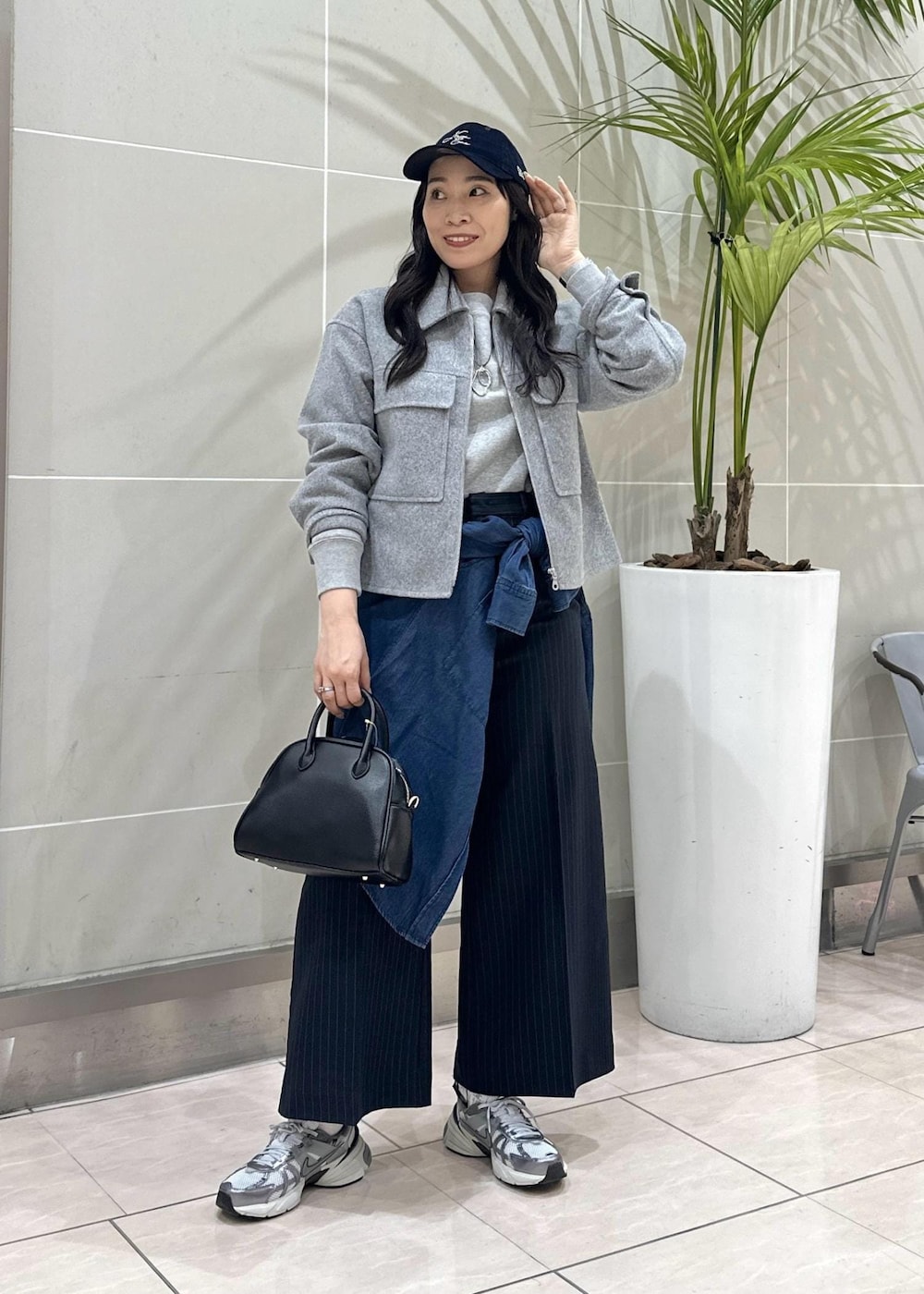 ブルー系のその他パンツ、ブルー系のシャツ/ブラウス、ブラック系のボストンバッグを着用したレディースの秋コーディネートの2枚目の写真