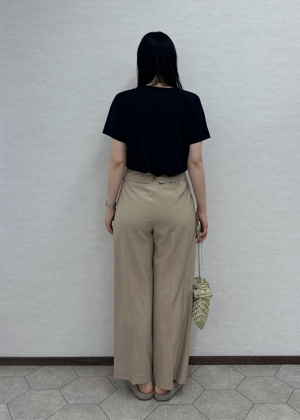 ベージュ系のその他パンツ、ゴールド系のショルダーバッグ、ブラック系のTシャツ/カットソーを着用したレディースの夏コーディネートの5枚目の写真