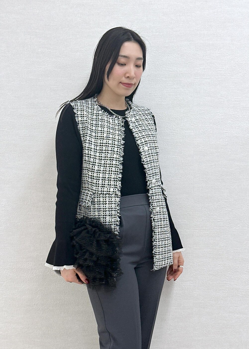 ブラック系のニット/セーター、グレー系のその他パンツ、ブラック系のベストを着用したレディースの冬コーディネートの6枚目の写真